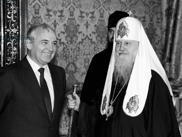 Gorbachev and Patriarch Pimen 1988.jpg