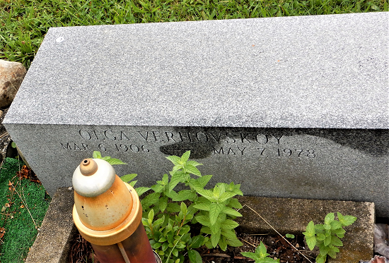 Olga Verhovoskoy grave and monument 2.png