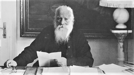 Patriarhul-Nicodim-la-biroul-de-lucru 1944 2.png