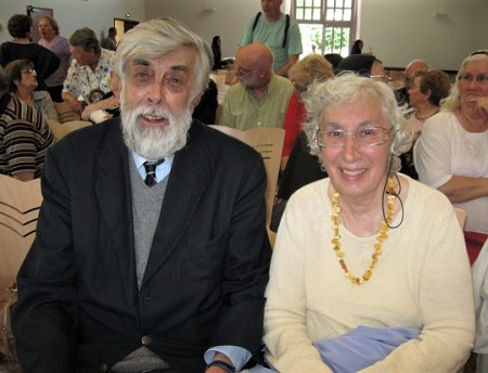 Elena-YUrevna-i-protoprisviter-Boris Bobrinskie Byussi 2012 2.png