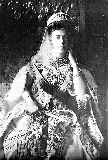 Grand Duchess Olga, court dress, 1908 2.png
