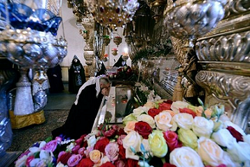 Patriarch Kirilll at the reliquaryS.png