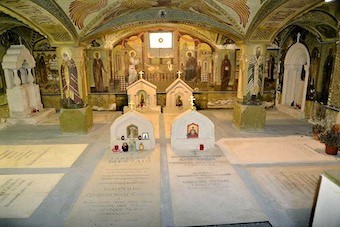 Crypt St Genevieve des Bois 1.jpg