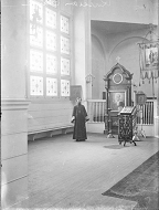 1905 priest in Holy Trinity Chicago north interior S.png