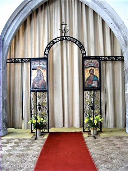 Altar and iconostas in All Saints Temple 2.png