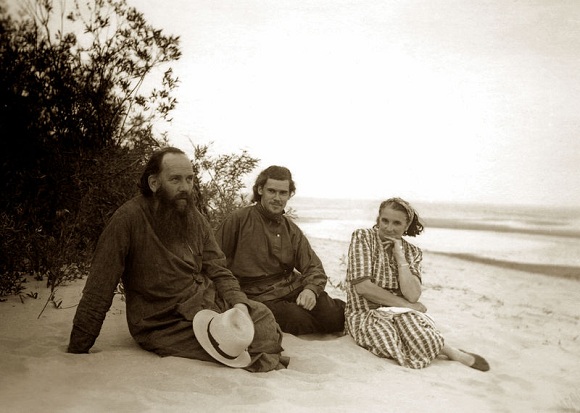 1955 with parents at Lake Peipus.jpg