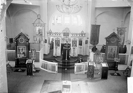 1905 priest in Holy Trinity Chicago main interior S.png