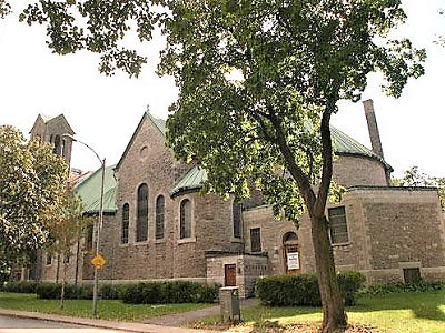Saint-Léon-de-Westmount, side entrance 2.png