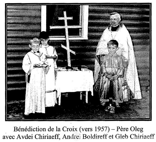 1 1PereOlegavecAndreiChiriaeffAndreiBoldireffetGlebChiriaeffdevantlapremierechapelleSaintSeraphimdeSaroven1957 2.png